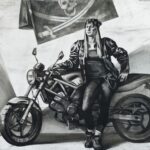 ragazza in giacca di pelle davanti a moto naked