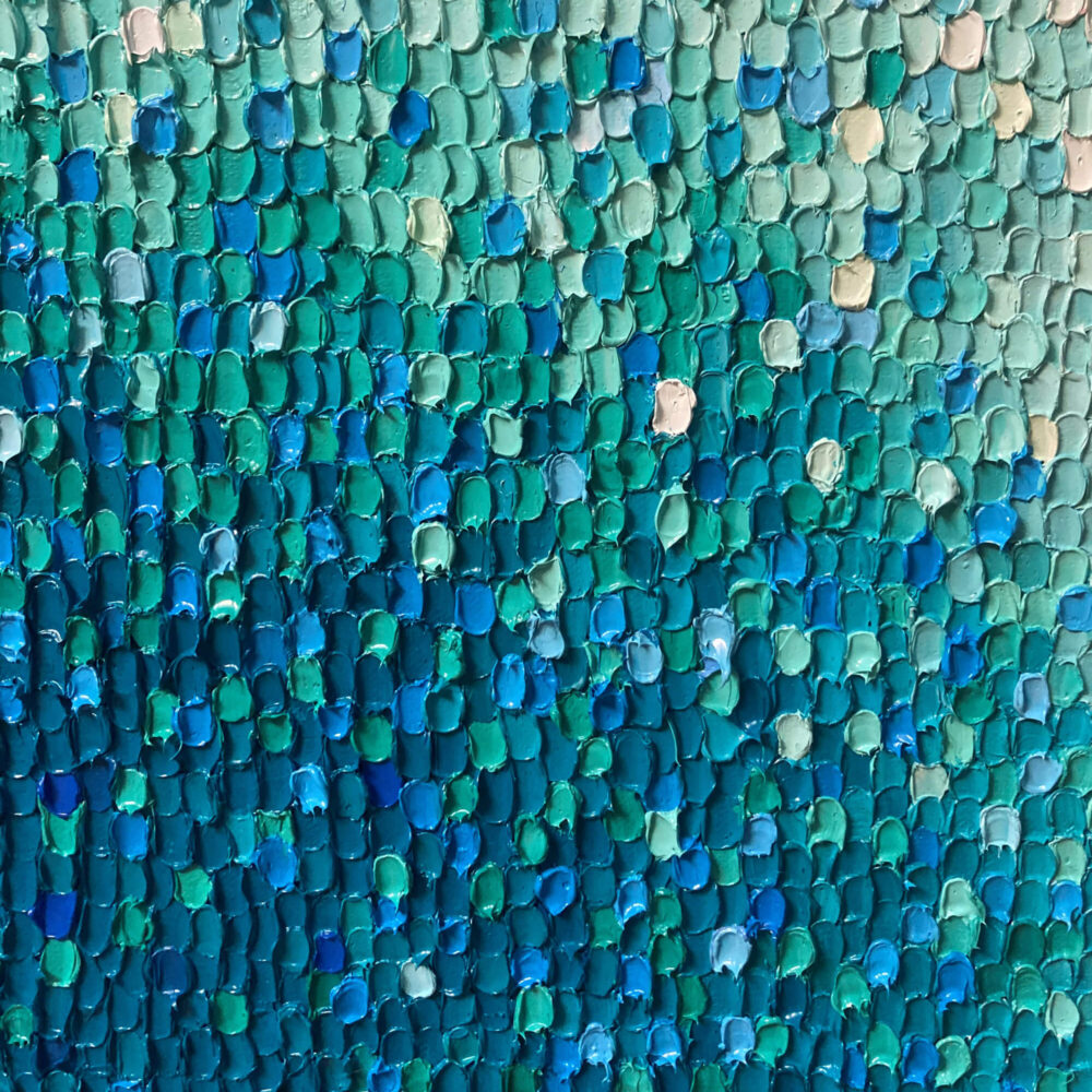 The macro picture of the paint shows the strokes in relief and the proximity of the strokes