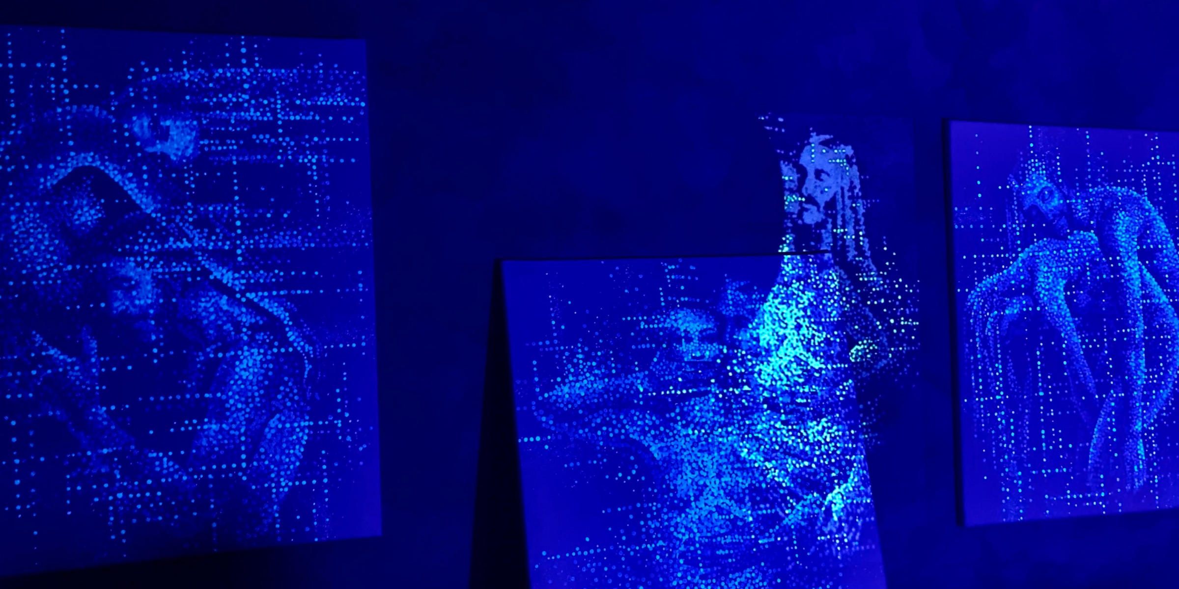 This triptych is made of fluo white on white, the white canvas show the artpiece only under UV lights. In this photo the central piece of the triptych is moved to the floor to show the beamer effect.